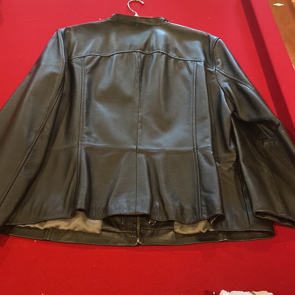 Stylish leather bomber style jacket - Picture 5 of 8